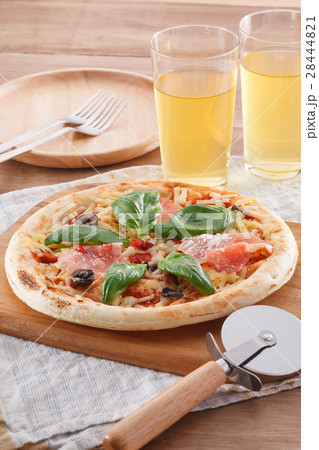 生ハムとバジルのピザのある食卓 生ハムとバジルのピザのある食卓 28444821