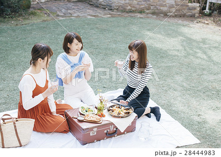 女子　ピクニック 28444983
