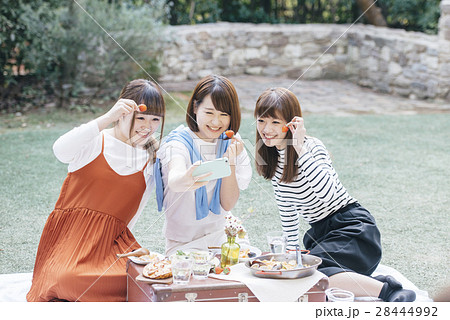 女子　ピクニック 28444992