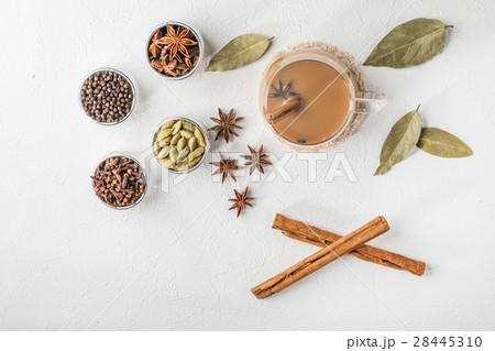 チャイ　インドのミルクティー　Herb tea with milk of Chai India 28445310