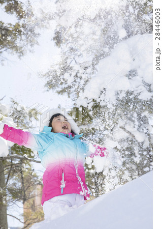 雪遊びをする子供 雪遊びをする子供 28446003