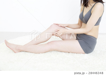 ダイエット 女性 イメージ フットケア 足 マッサージ ボディパーツ 座る 室内 ダイエット 女性 イメージ フットケア 足 マッサージ ボディパーツ 座る 室内 28446348