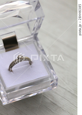 クリアケースに入った二連のダイヤモンドリング クリアケースに入った二連のダイヤモンドリング 28446385
