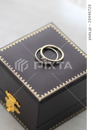 アクセサリーケースの上のダイヤモンドリング アクセサリーケースの上のダイヤモンドリング 28446728