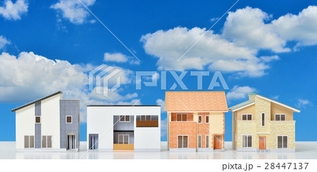 注意 本物の建物ではありません 住宅模型 建築模型と青空の合成です 住宅 模型 イメージ の写真素材