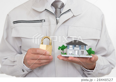 作業服の男性(一戸建て住宅と南京錠) 作業服の男性(一戸建て住宅と南京錠) 28448527