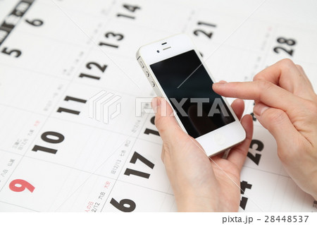 カレンダーとスマホ 28448537