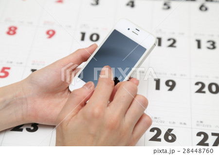 カレンダーとスマホ 28448760