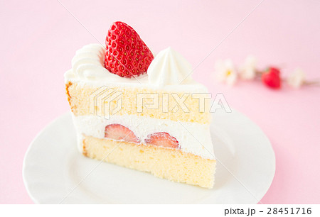 ショートケーキ　イチゴショートケーキ　苺　ケーキ　スポンジケーキ 28451716