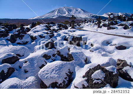 【群馬県】冬の鬼押出し園、雪景色 28452352