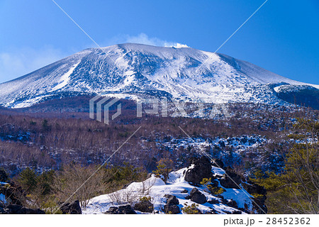 【群馬県】冬の鬼押出し園から見た浅間山 28452362