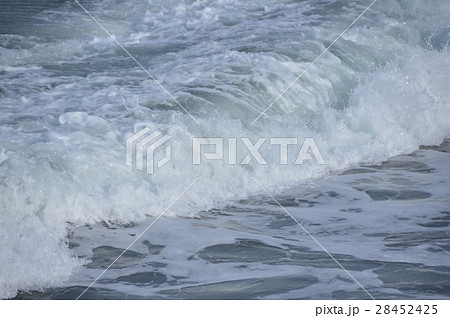 砕ける波濤（岩瀬浜海水浴場／富山県富山市岩瀬） 28452425