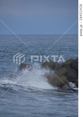 テトラポッドに砕ける波濤(岩瀬浜海水浴場/富山県富山市岩瀬) テトラポッドに砕ける波濤(岩瀬浜海水浴場/富山県富山市岩瀬) 28452426