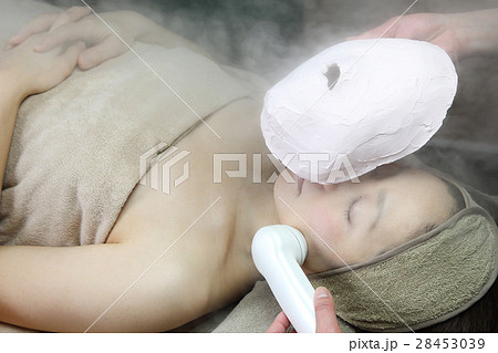 フェイシャルエステの石膏パックを受ける女性 フェイシャルエステの石膏パックを受ける女性 28453039