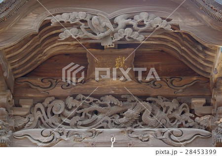 信州　諏訪の文化財　岩久保観音堂　向拝の彫刻　名匠　柴宮矩重の作品　彫刻が見事な江戸時代の建築物 28453399