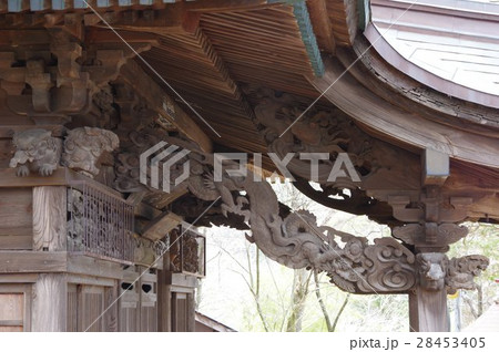 信州　諏訪の文化財　岩久保観音堂　海老虹梁の彫刻　名匠　柴宮矩重の作品　彫刻が見事な江戸時代の建築物 28453405