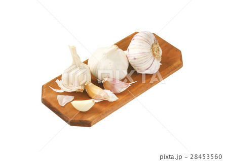 Fresh garlic bulbs and cloves 28453560