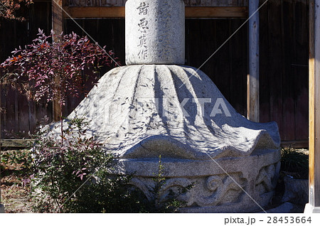 信州の文化財　名工　守屋貞治の石仏　か羅陀山地蔵菩薩像　巨大な石を加工した台座（長野県中川村田島） 28453664