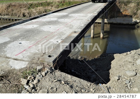 水害対策の河川拡張工事に伴い撤去される橋 水害対策の河川拡張工事に伴い撤去される橋 28454787