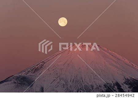 箱根・矢倉岳から見る朝焼けの富士山と満月 箱根・矢倉岳から見る朝焼けの富士山と満月 28454942