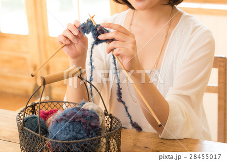 編み物をする女性 28455017