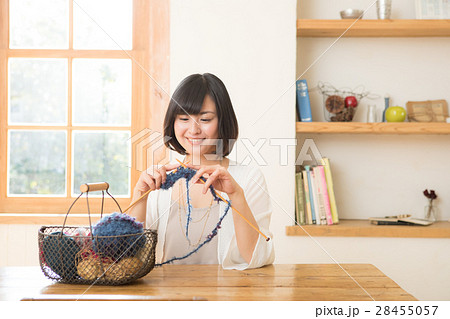 編み物をする女性 編み物をする女性 28455057