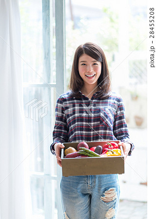 女性　野菜 28455208