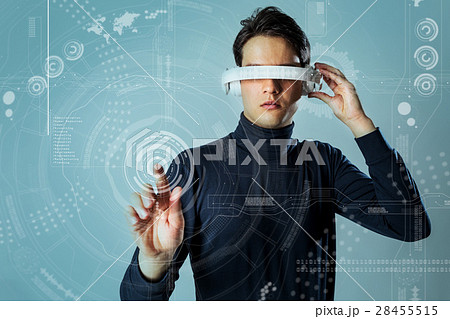 VRゴーグルを装着した男性 28455515