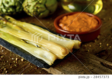 calcots, sweet onions typical of Catalonia, Spain 28457373
