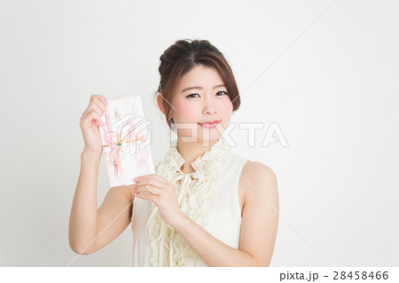 ドレッシーな女性・白バック 28458466