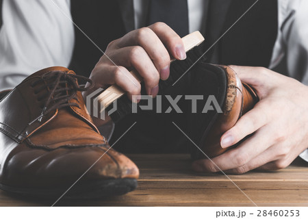 革靴の手入れをする男性 革靴の手入れをする男性 28460253