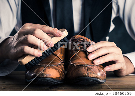 革靴の手入れをする男性 28460259