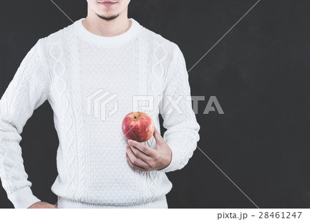 リンゴを持っている男性 ボディーパーツ 28461247