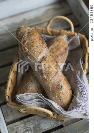 フランスパンのバケット 28461369