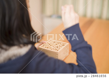 節分イメージ（子ども 豆まき） 28461656