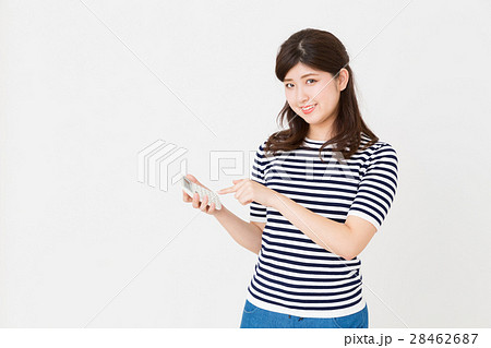 電卓を持つ女性　笑顔 28462687