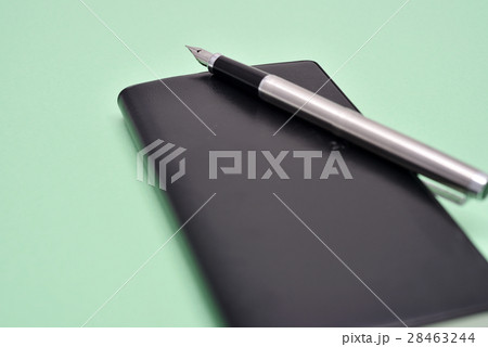 万年筆と手帳 28463244