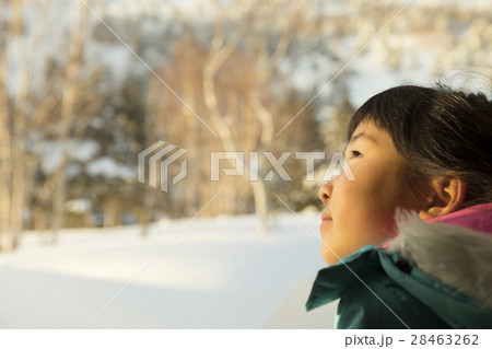 雪景色の夕日を眺める子供 28463262