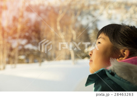 雪景色の夕日を眺める子供 28463263