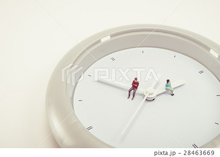 時計に座っている男女 28463669