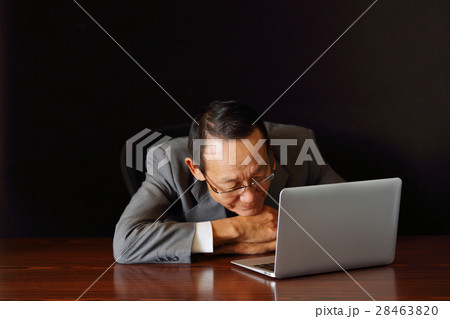 シニアビジネスマン パソコン シニアビジネスマン パソコン 28463820