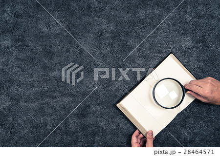 読書イメージと虫眼鏡 28464571