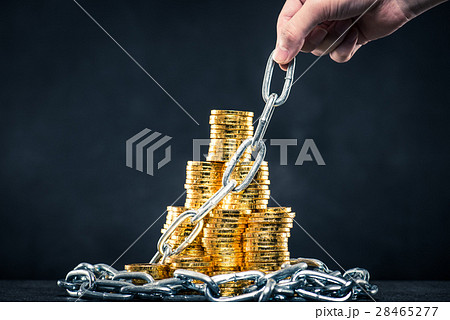 大量のお金と鎖 28465277