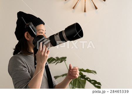 写真を撮る女性 28465339