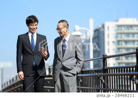 ビジネスマン　営業職 28466211