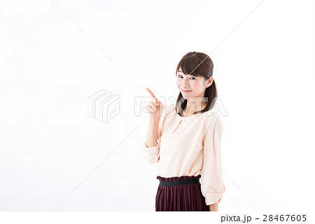 若い女性 案内 指差し 横の写真素材