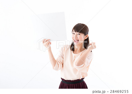 若い女性、ホワイトボード、ご案内、ガッツポーズ 若い女性、ホワイトボード、ご案内、ガッツポーズ 28469255