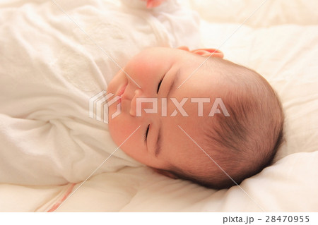 横になる赤ちゃん 28470955