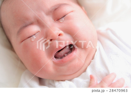 涙を流し泣く赤ちゃん 28470963