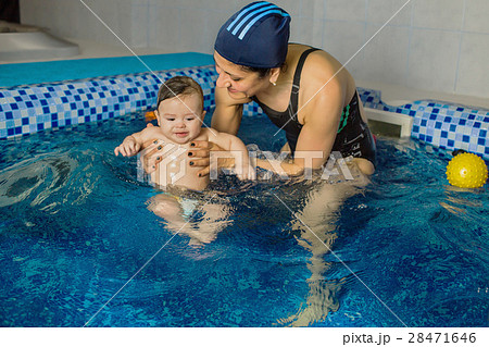 teaches little child to swim teaches little child to swim 28471646